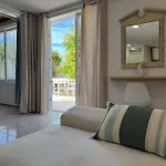 Americas 4-bedroom Nearby The Private Parking Villa